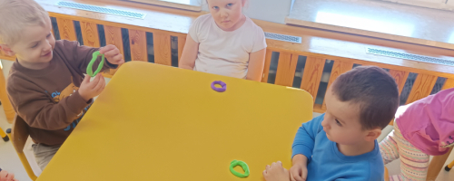 Grupa I Zajęcia plastyczne - zabawy z piankoliną.